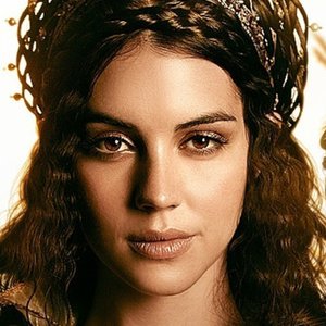 The Steamy Historical Drama That Everyone's Binging On Netflix