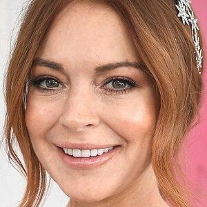 Pregnant Lindsay Lohan Debuts Baby Bump In Eye Catching Dress ZergNet