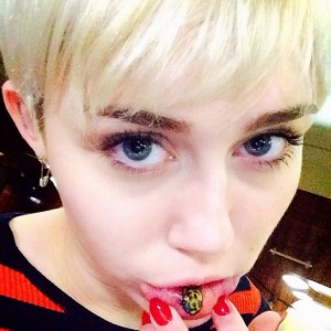 Miley Cyrus Gets a New Lip Tattoo - ZergNet