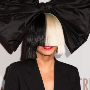Sia Shows Her Face By Going Wig-Less in Los Angeles Airport - ZergNet