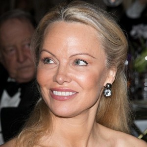 Pamela Anderson's New Clean & Natural Look Stuns At Gala - ZergNet