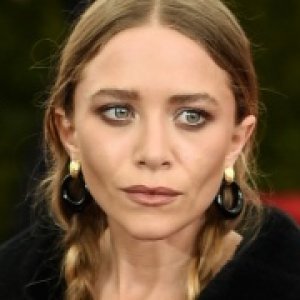 Bizarre Things About the Olsen Twins That Don't Make Any Sense - ZergNet