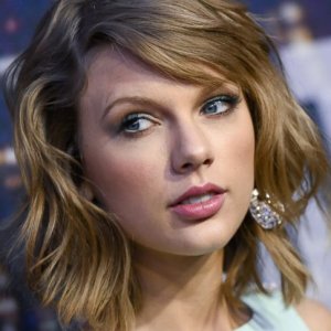 Taylor Swift Finally Surfaces After Months - ZergNet
