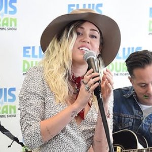 Watch Miley Cyrus' Stripped-Down 'Malibu' Performance - ZergNet