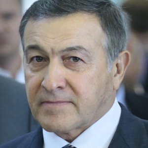 Billionaire Linked to Trump Email Scandal Selling His NJ Mansion - ZergNet