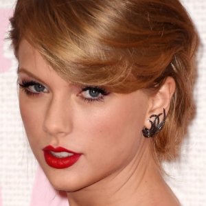 The Truth Behind the Taylor Swift Groping Scandal - ZergNet