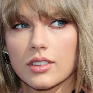 The Facts About Taylor Swift's Groping Scandal - ZergNet