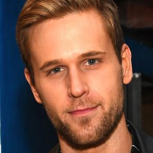 'Younger' Star Dan Amboyer Comes Out - ZergNet