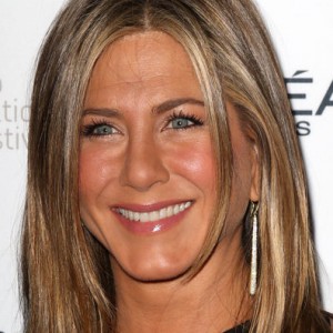 The Little Trick Jennifer Aniston Uses to Make Her Eyes Glow - ZergNet