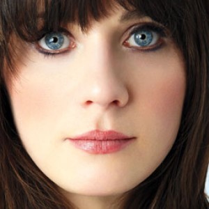 Zooey Deschanel Changes Her Signature Bangs - ZergNet