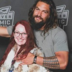 This Funny Fan Photo with Jason Momoa Went Viral - ZergNet