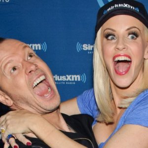 Weird Things Everyone Ignores About Jenny McCarthy's Marriage - ZergNet