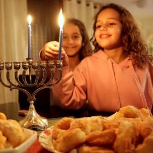 8 Must-Haves for the Best Hanukkah Party Ever - ZergNet