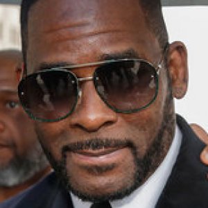 R. Kelly's Lawyers Make Sad Admission About the Singer - ZergNet