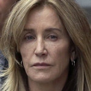 Felicity Huffman Pleads Guilty in College Admissions Scandal - ZergNet