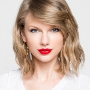 Taylor Swift Shares Makeup-Free Selfie - ZergNet