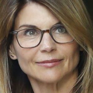 New Details Leaked In Lori Loughlin's Admissions Scandal Case - ZergNet