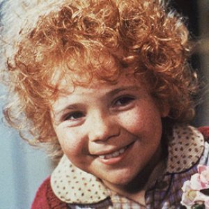 Here's What Happened to the Little Girl Who Played 'Annie' - ZergNet