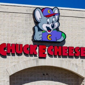 The Truth About Chuck E. Cheese's Revealed - ZergNet