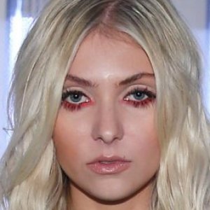 The Real Reason Taylor Momsen Left 'Gossip Girl' - ZergNet