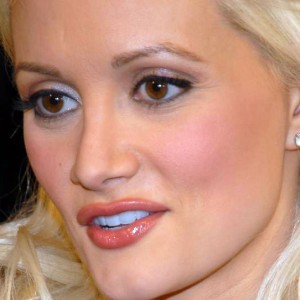 Holly Madison Hated Life in the Playboy Mansion - ZergNet