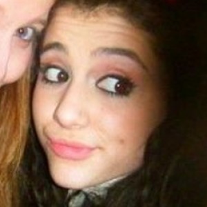 22 Flashback Photos of Ariana Grande That Look Nothing Like Her - ZergNet