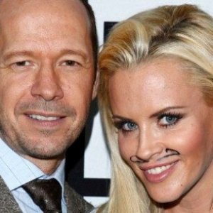 The Real Reason Jenny McCarthy's Marriage Is So Bizarre - ZergNet