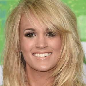 Carrie Underwood Shares Cute Pic of Son 'Checking Out the World' - ZergNet