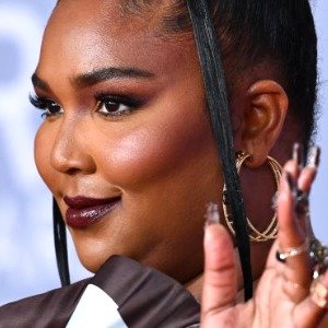 Lizzo's Stunning Transformation Is The Gift That Keeps On Giving - ZergNet