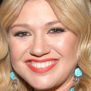 Weird Things Everyone Ignores About Kelly Clarkson's Marriage - ZergNet