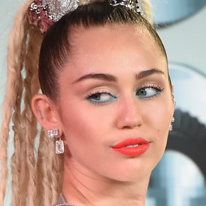 Miley Cyrus' Real Reaction To Nicki Minaj At The VMAs - ZergNet
