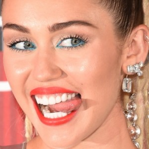 7 Truly Insane Things That Happened on the Red Carpet - ZergNet