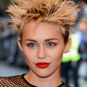 Miley Cyrus Threatens Her Father on Twitter - ZergNet