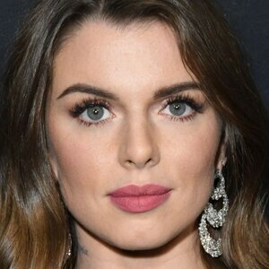 Julia Fox's Extremely Scandalous Outfit Divides Social Media - ZergNet