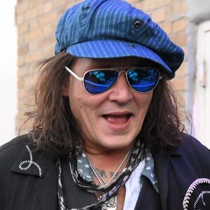 Johnny Depp Unrecognizable As He Poses For Selfies With Fans - ZergNet