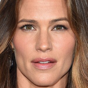 Jennifer Garner Debuts New Short Hair Makeover On Red Carpet ZergNet