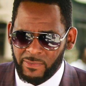 Chicago Prosecutor Drops Charges Against The Disgraced R. Kelly - ZergNet