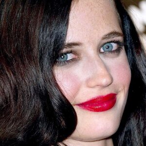 Bond Girl Eva Green Humiliated In Court Over Exposed Texts - ZergNet