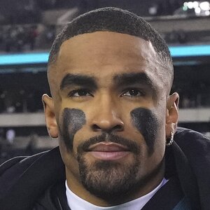 Eagles QB Jalen Hurts' Girlfriend May Surprise You - ZergNet