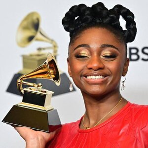 BEST NEW ARTIST SAMARA visual data 5