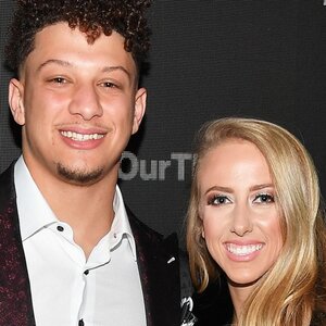 Brittany Mahomes Stuns In Red Crop Top For 2023 Super Bowl - ZergNet