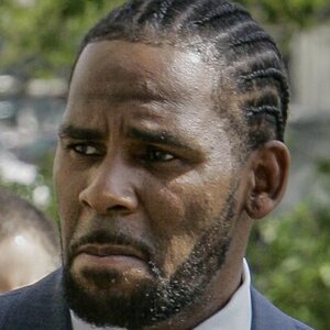 The Drama With R. Kelly Followed Him Behind Bars - ZergNet