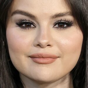 Gomez's 'Heart Has Been Heavy' Amid Hailey Bieber Feud Rumors - ZergNet