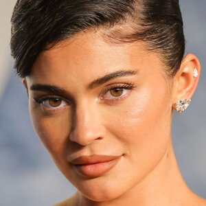 Kylie Jenner Sizzles In Form-Fitting Caped Dress At Oscars Party - ZergNet