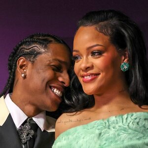 Pregnant Rihanna Adorns Her Bump With $1.8M Chain Post-Oscars - ZergNet