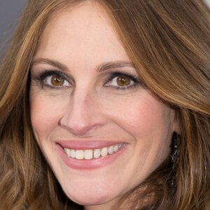 Julia Roberts Debuts Bangs In Stunning New Hair Makeover - ZergNet