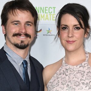 Jason Ritter's Relationship Timeline With Melanie Lynskey - ZergNet
