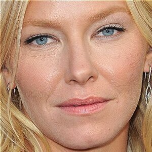 Check Out The Stunning Transformation Of Kelli Giddish - ZergNet