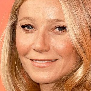 Gwyneth Paltrow Brings Mom To Red Carpet & We're Stunned - ZergNet