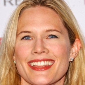 Bobby Flay's Ex-Wife Living in a 'Whole New World' After Divorce - ZergNet